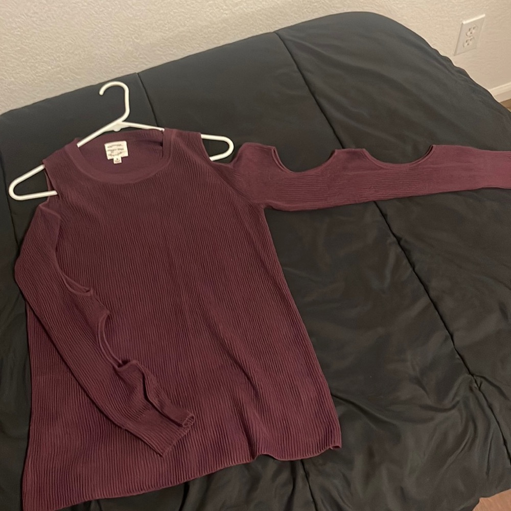 Long sleeves but open from sleeves, burgundy color